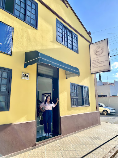 Fachada do Casarão com sua Dona Simone Lima.